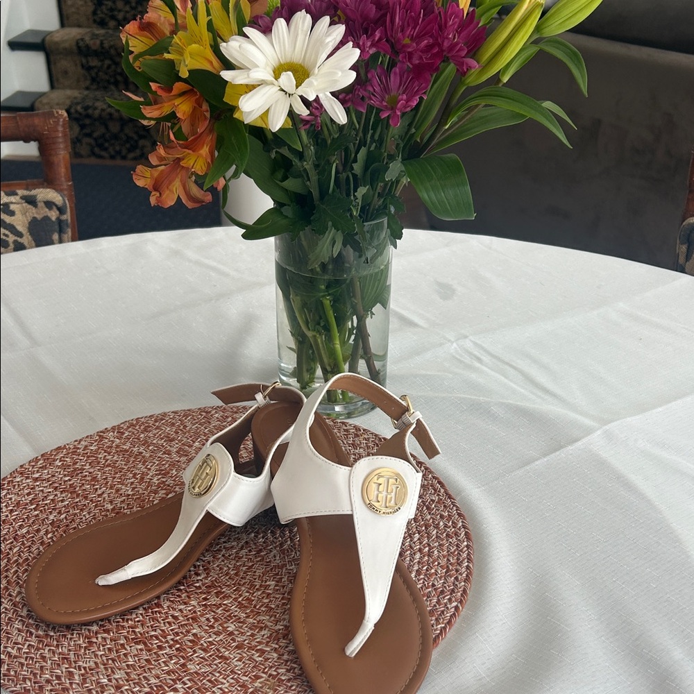 Tommy Hilfiger - Elegant White Sandals with Gold Accents